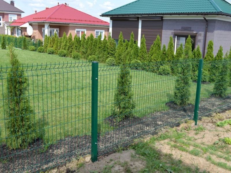 Зелёный 3Д забор из сетки для дачного дома
