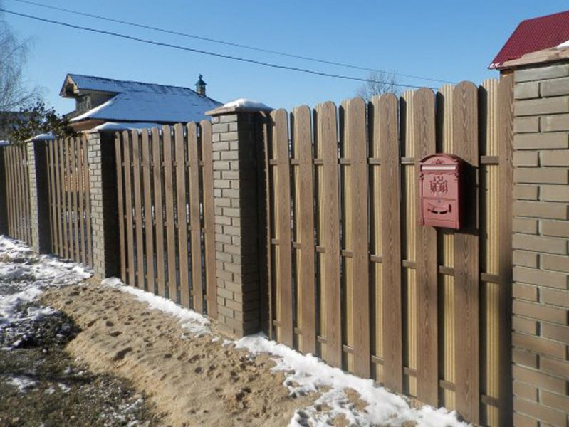 Забор из деревянного штакетника на кирпичных столбах