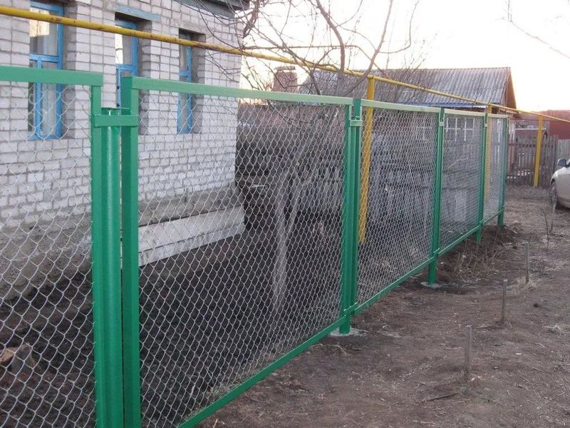 Секционный забор из сетки рабицы для дачи