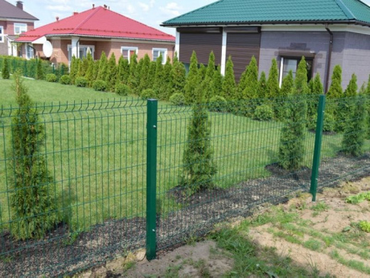 Зелёный 3Д забор из сетки для дачного дома