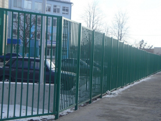 Зеленый забор из профильной трубы