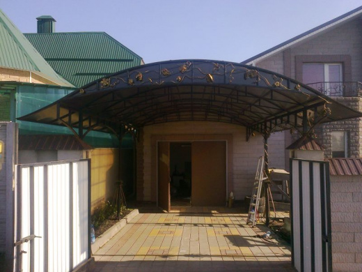 Навес из поликарбоната кованый для автомобиля